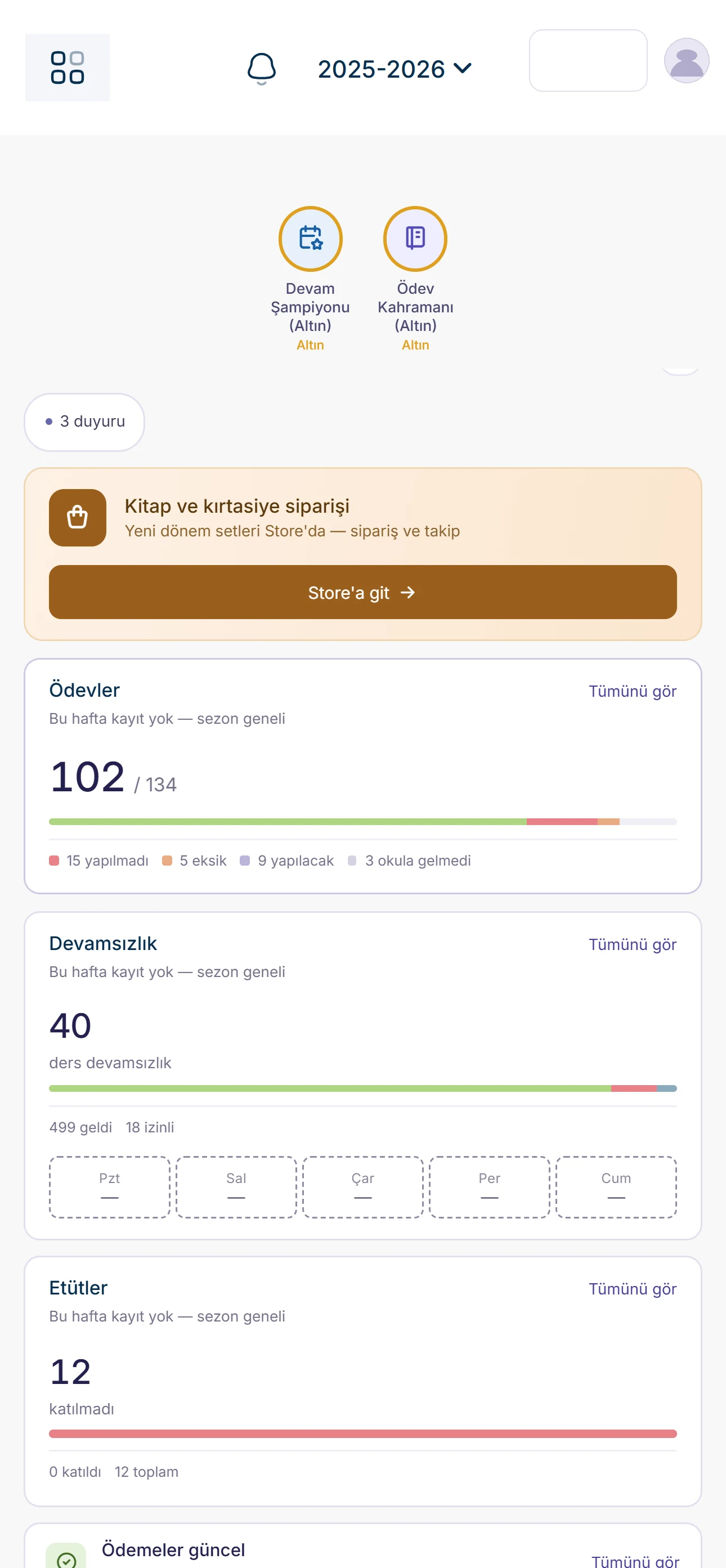 Veli mobil ekranında öğrencinin kazandığı rozetler, ödev takibi, devamsızlık ve etüt katılımı ile ödeme durumu